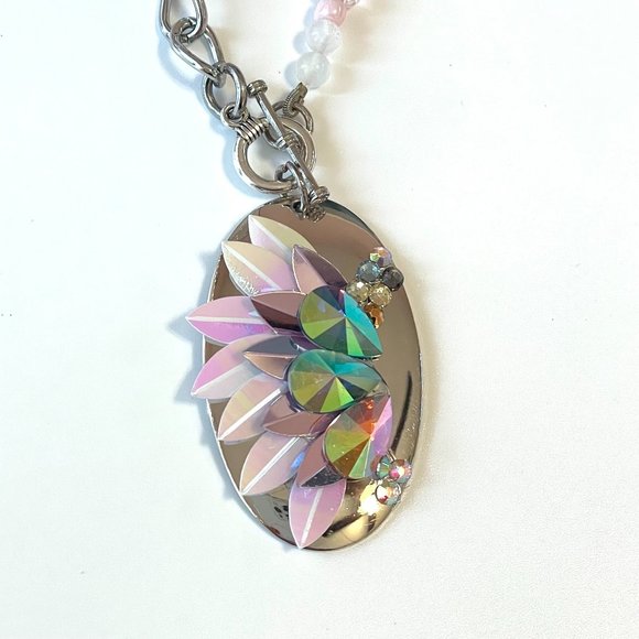 Lilac - Necklace with Swarovski crystals and rhinestones by Patricia Adelson - Picture 2 of 4